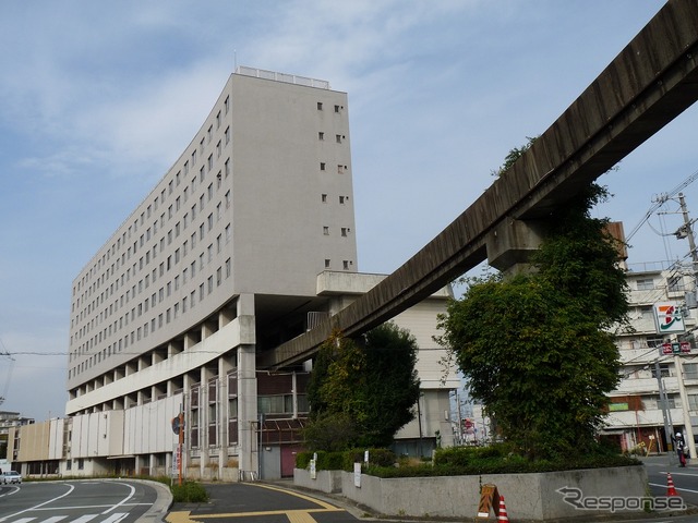 2012年10月の高尾アパート（大将軍駅）。手前の軌道桁は既に撤去されている。