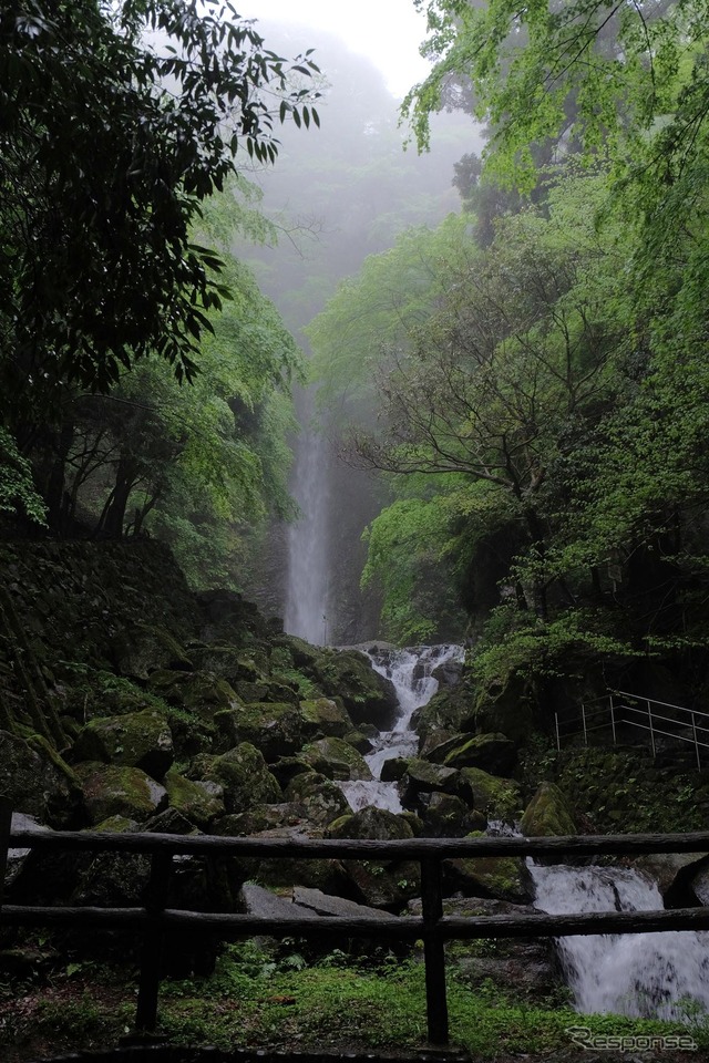 養老の滝。雨天のため水量豊富であった。