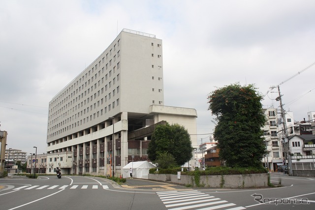 姫路駅から西へ500mほどのところにある高尾アパート。3・4階部分に姫路モノレールの大将軍駅が設置された。