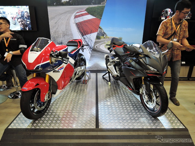 RC213V-Sと並ぶCBR250RR