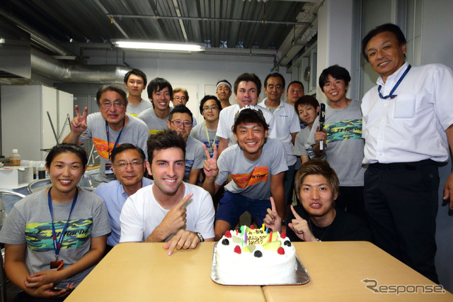 LEXUS TEAM LEMANS WAKO'Sのメンバーが脇阪監督の誕生日をサーキットで祝福。