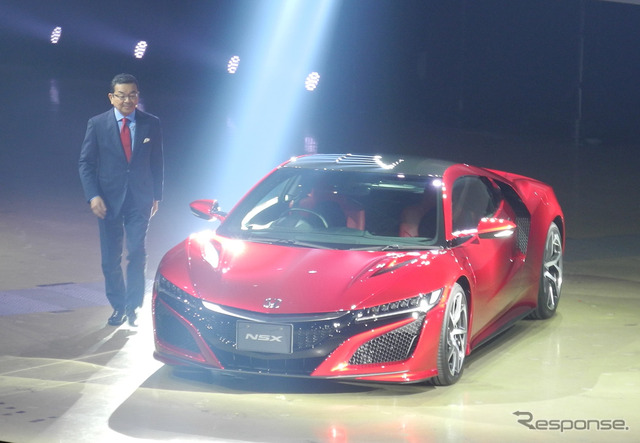 『NSX』に乗って登場したホンダの八郷隆弘社長