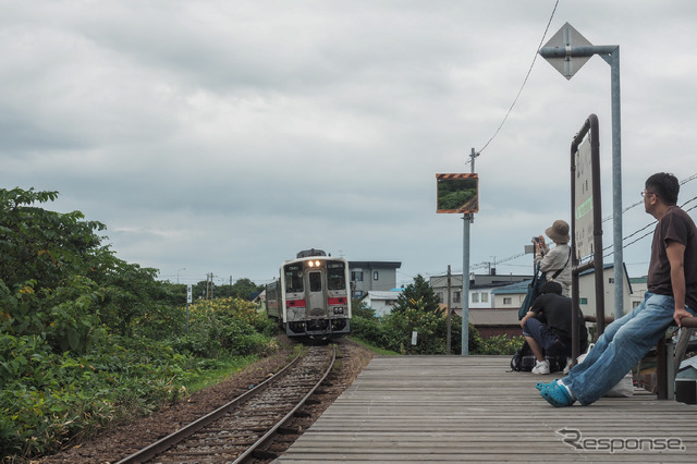 箸別（はしべつ）駅に進入する上り列車。平均乗降客数1人以下の駅から筆者を含めて4人も乗り込んだ。