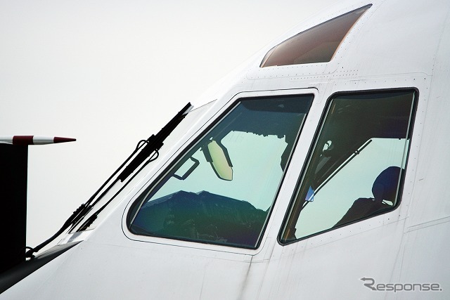 操縦席にはヘッドアップディスプレイが装備されている。