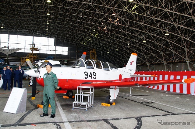 格納庫内では初等練習機の「T-7」や…。