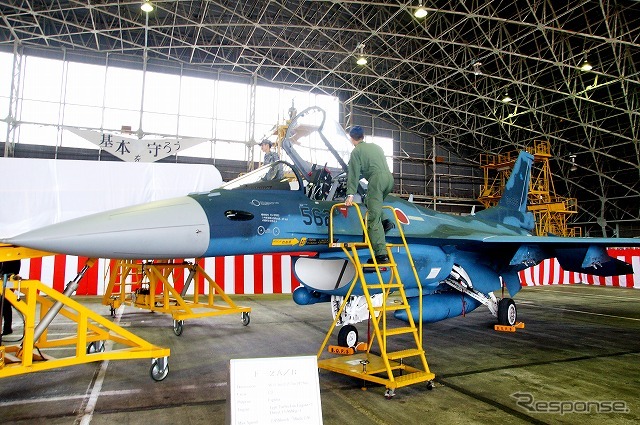 国産戦闘機のF-2を展示していた。