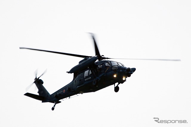 滑走路上を通過する「航過方式」で行われた。UH-60Jは百里基地（茨城県）の航空救難隊に所属するもの。