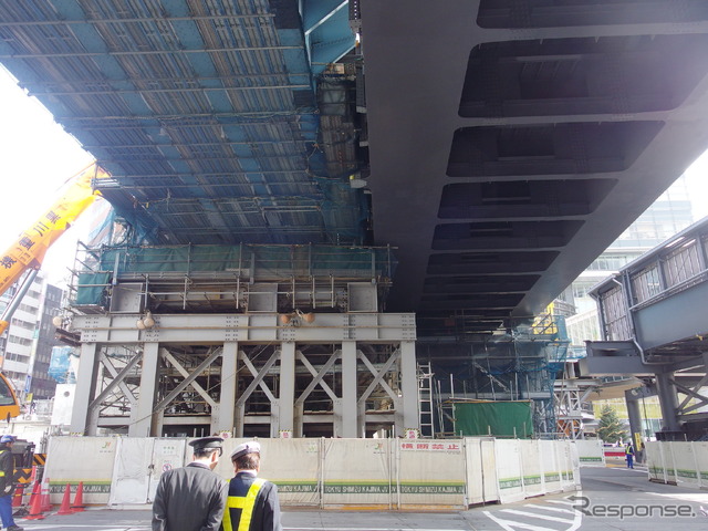銀座線渋谷駅工事（11月5日）。向かって左が旧橋桁、右が新橋桁。線路はいちどに移設されるのではなく、工事を複数回繰り返す。