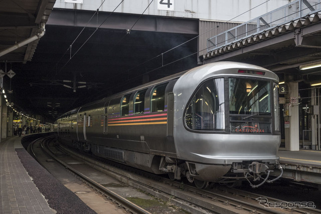 『カシオペア』専用車両として開発されたE26系の北海道への運転が2017年2月で終了する。写真は札幌駅のE26系。