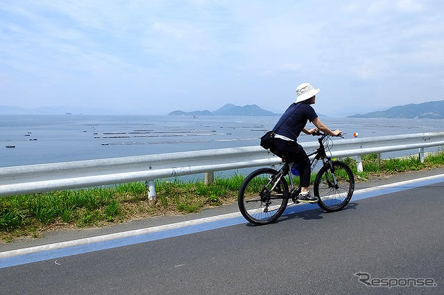 レンタサイクルで江田島の道を走る。潮風が心地よい