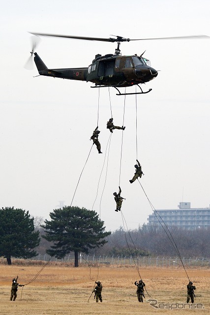 続いて行われた模擬戦闘訓練では、「青組」と「赤組」に分かれて実際の戦闘を模したものを披露した。