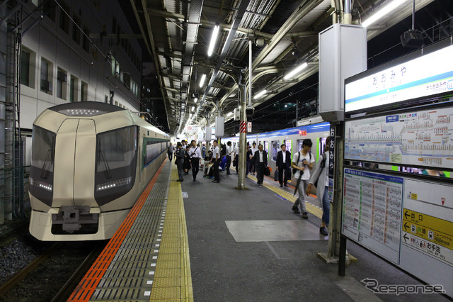 大宮駅ホームに停車中の「リバティ」のイメージ。浅草～春日部間や大宮～運河間など近距離でも通勤需要に対応した特急列車として運転される。