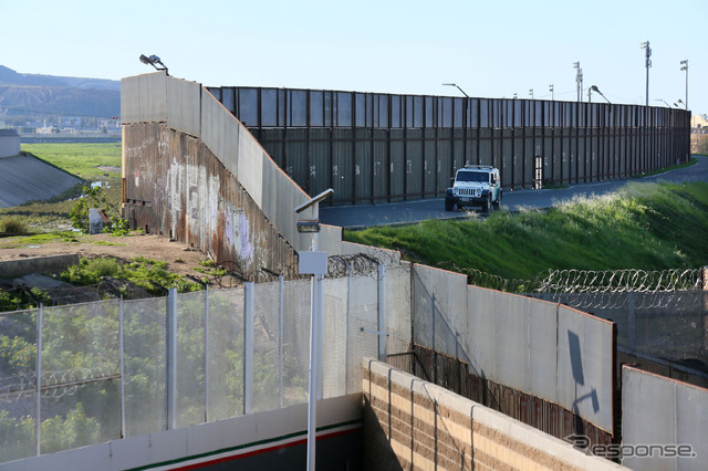 メキシコ/アメリカ国境にある既存の壁（25日）　(c) Getty Images