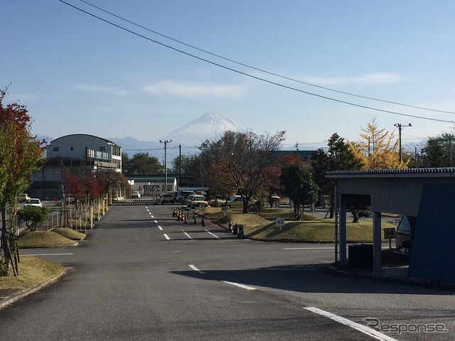 登坂、踏切の練習用のコース前方には富士山が見える。