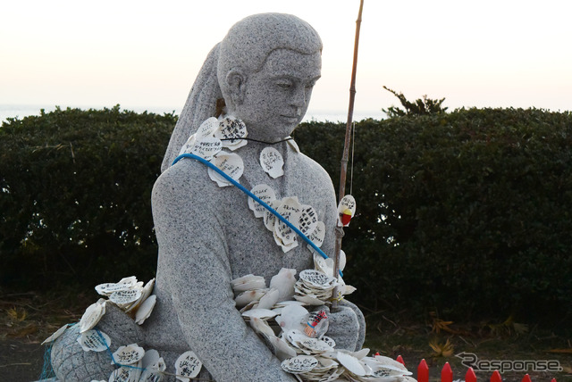 浦島太郎の像。ここにも願い事が書かれた貝殻が無数に。