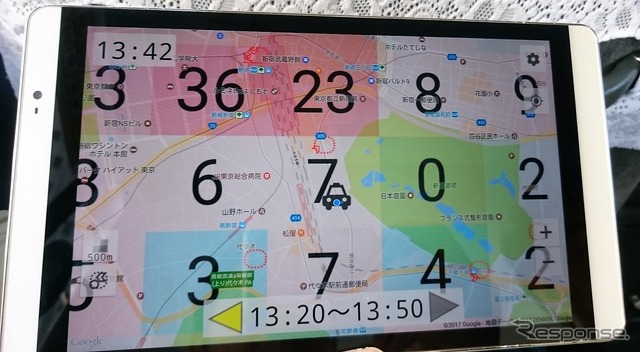 乗務員がもつタブレット。500メートル四方のエリアごとに、乗車人数予測のヒートマップが表示されている。