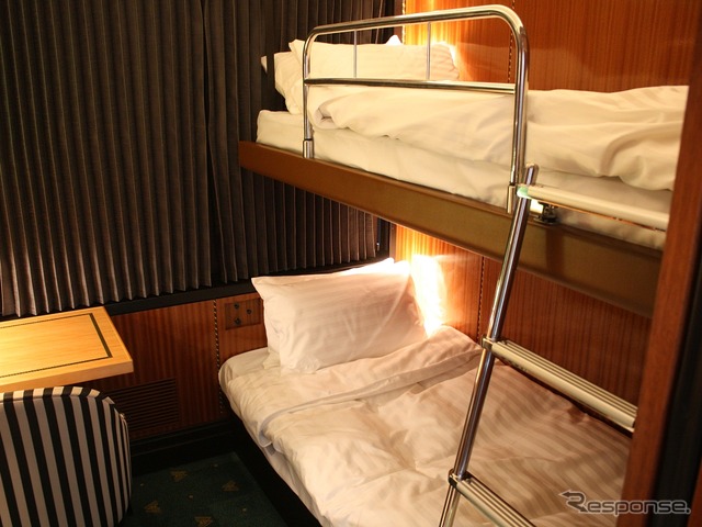 ロイヤルシングル：エキストラベッドも含めて寝台をセットした状態。2段ベッドになる。