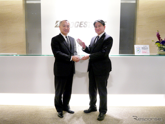 クラリベイト アナリティクス社の日野博文 日本代表（左）とブリヂストン 荒木充 知的財産本部長