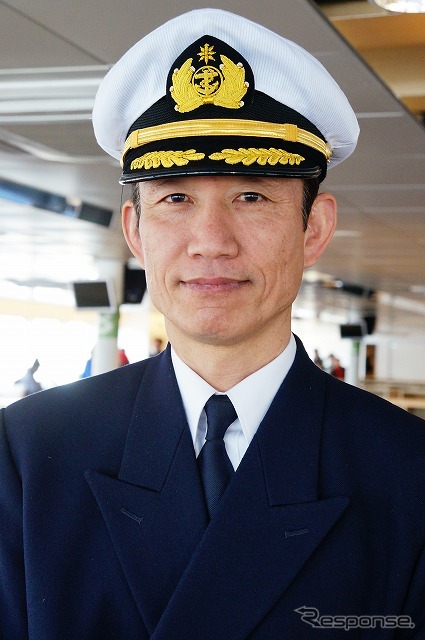 田邉明彦船長、予備自衛官で、かつては「輸送艦おおすみ」や「護衛艦ひゅうが」などの艦長を務めたという。輸送タイプ艦の超ベテランがナッチャンを動かす。