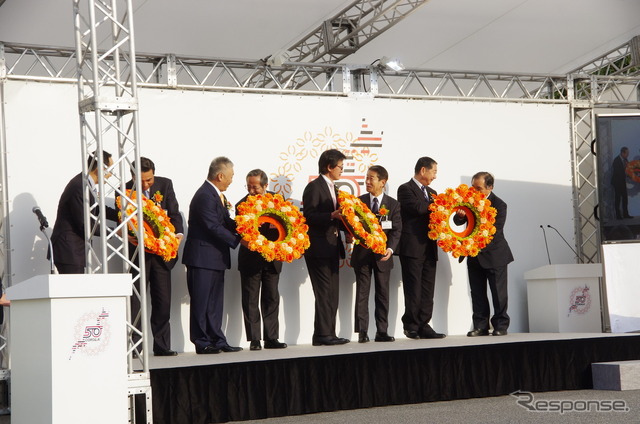 トヨタ自動車の役員からトヨタカローラ店の代表へ花冠を贈呈