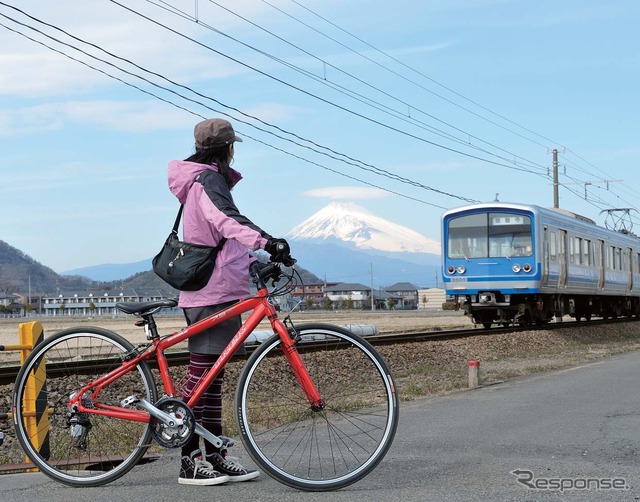 駿豆線で行われている「サイクルトレイン」の実証実験は4月から本格運用に移行。土曜・休日は自転車を持ち込める時間帯が拡大する。