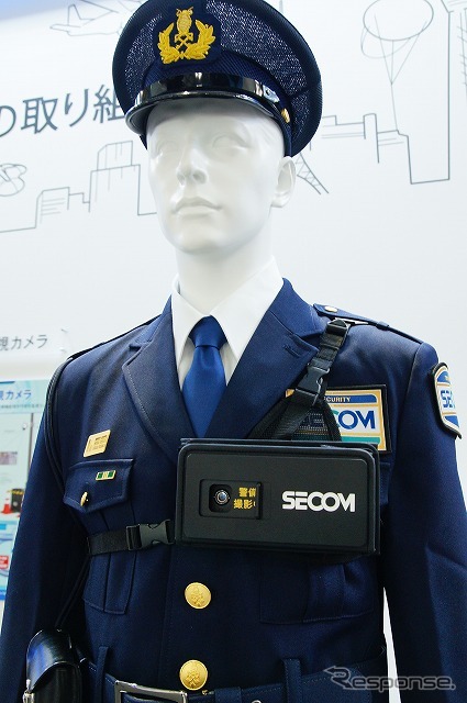 地上ではウェアラブルカメラを装着した警備員が巡回しながら撮影を行なっていた。