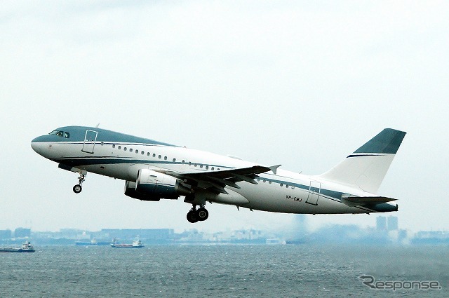 国王が乗った機体を追いかけるように、同じタイミングで離陸したエアバスA319のチャーター機。