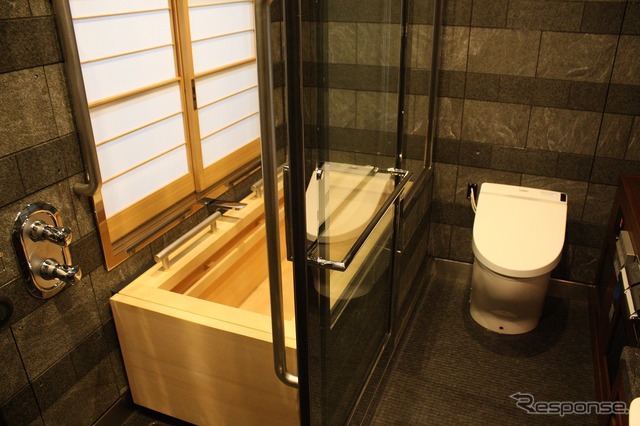 浴室はヒノキ製の浴槽が設けられている。