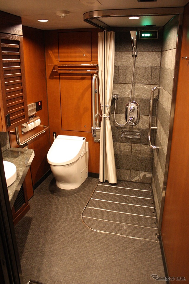 403号室はトイレ・シャワー室もバリアフリー対応のため広くなっている。