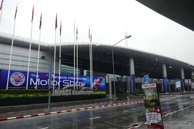 バンコク国際モーターショーの会場となっている「インパクトアリーナ」。開催初日のVIPデーは雨となった