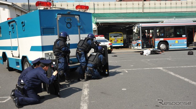 警視庁と羽田京急バスなどが合同で行った路線バスのテロ対策訓練