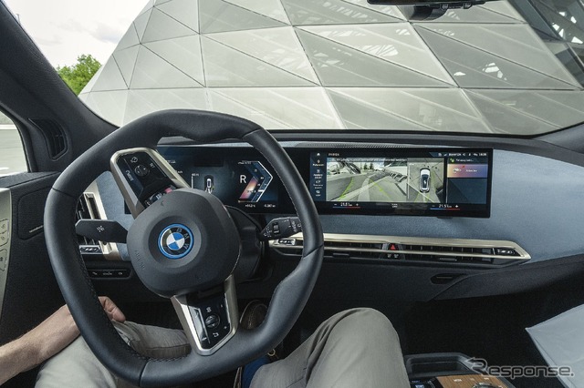BMW iX の「パーキング・アシスト・プロフェッショナル」