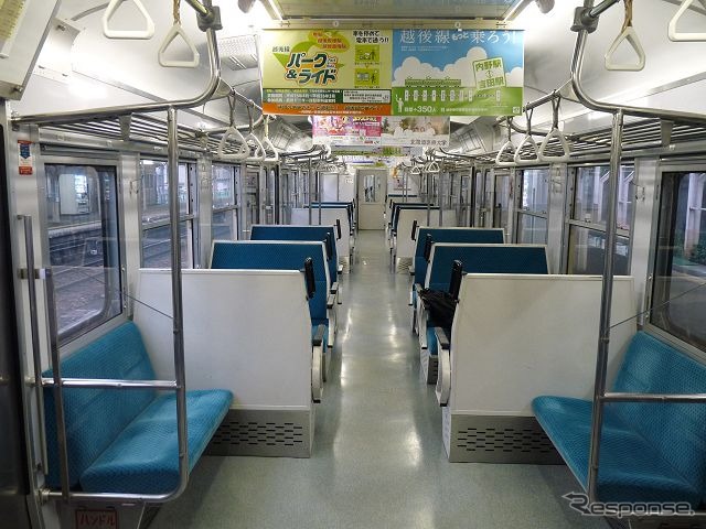 水上発17時43分の長岡行き普通列車の車内。5月30日の乗客は水上駅発車時点でわずか6人。最後尾の車両には誰も乗っていなかった。