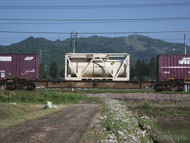 コンテナ車には一般的な箱形のものだけではなく、さまざまな種類のコンテナが搭載されている。写真はタンクコンテナのUT13C形。（上越線塩沢～六日町）