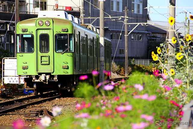 銚子電鉄の2000形。伊予鉄道から800系（もと京王電鉄2010系）を譲り受け、2010年から営業運転に投入されている。
