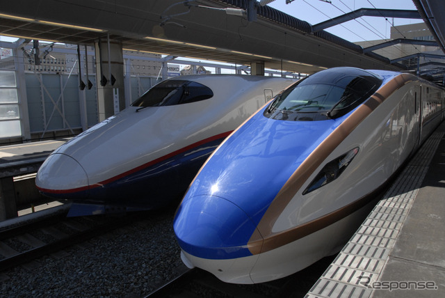 長野新幹線にこのほど投入されたE7系（右）。2015年春の北陸新幹線延伸開業に向けて追加投入を行う。