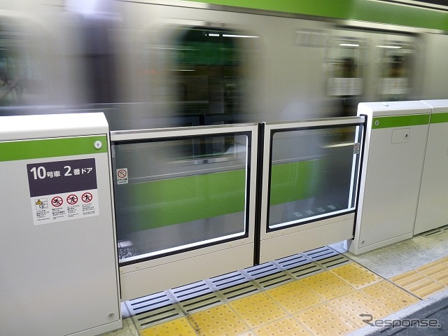 山手線の駅で整備が進むホームドア。JR東日本の本年度の設備投資計画では御徒町駅や鶯谷駅など7駅でホームドアの使用を開始することが盛り込まれた。