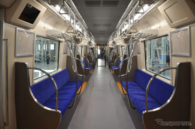 仙台市地下鉄東西線2000系の車内。座席は青が基調だ