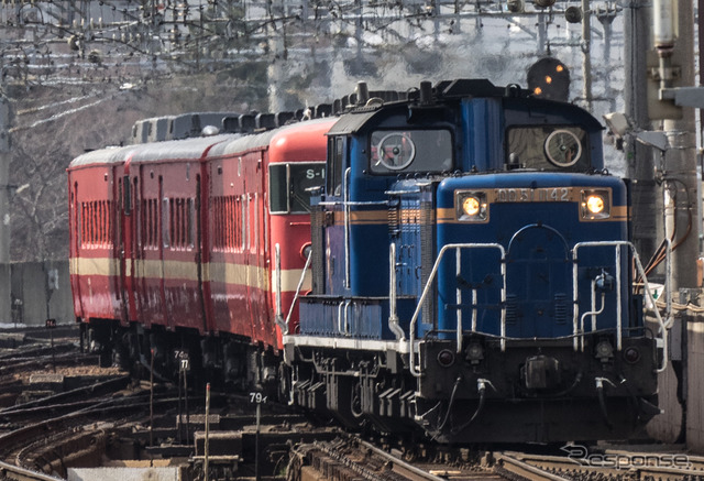 3月13日限りで営業運行を終了した711系は解体に向けて廃車回送が始まっている。写真はディーゼル機関車にけん引され、札幌運転所から札幌貨物ターミナルまで運行された廃車回送列車の第一陣。