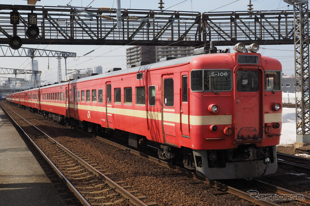 廃車回送は既に9両ずつ2回に分けて行われた。写真は苗穂駅構内に停車するS-106・107・110編成の9両。