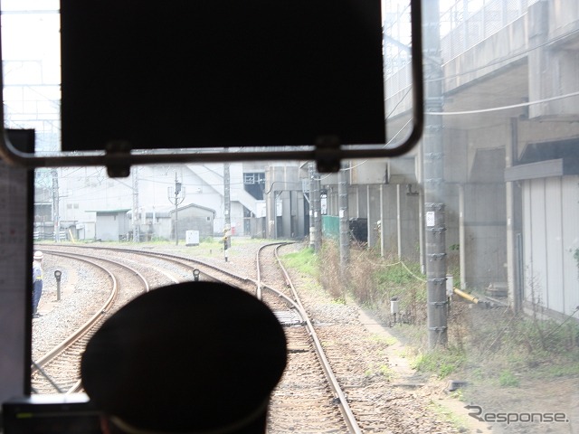 田端駅の南東側でいったん停止。常磐貨物線（左）に入る。