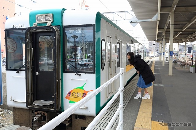 松井玲奈さんは鉄道マニアとしても知られ、「列車の『顔』の描写」にこだわりがあるという。