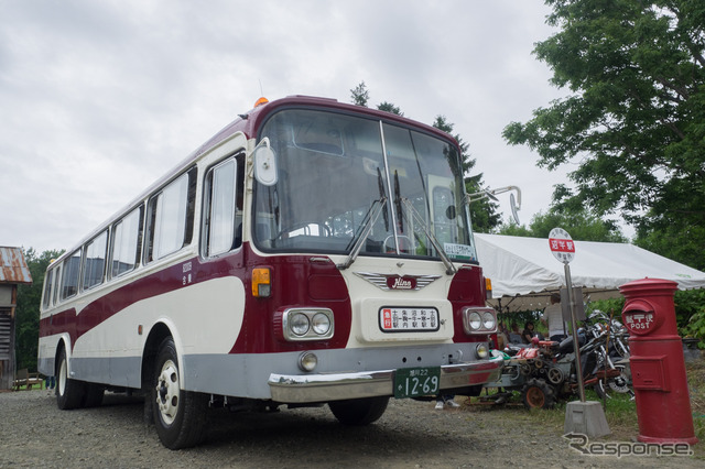 「おかえり沼牛駅」のバスツアーで現れた士別軌道のバス。北海道内最後のモノコック型バスで、昨年春に士別軌道バスの旧塗色に塗り替えられた。