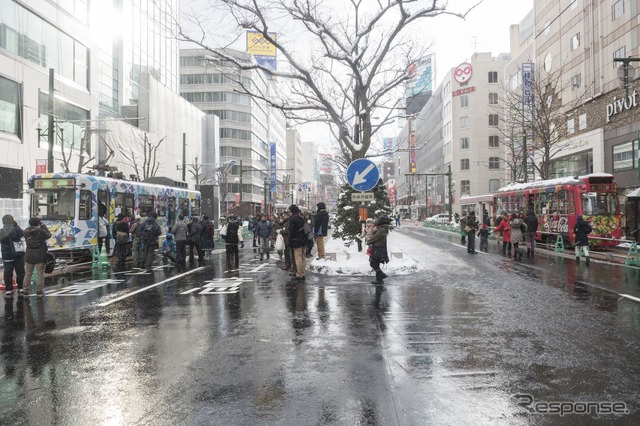 歩行者天国となった札幌駅前通りに展示された市電車両。左手は冬の風物詩「雪ミク電車」の2016年バージョン。