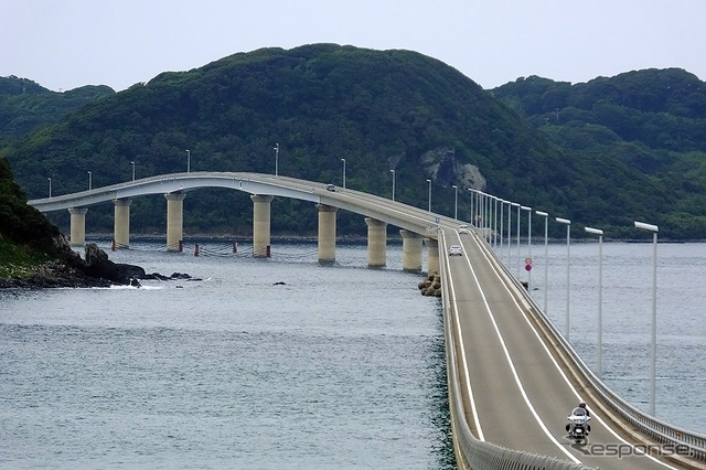 コバルトブルーの海士ヶ瀬（あまがせ）を直線的に結ぶ角島大橋は山口・下関エリアのドライブスポットのひとつ