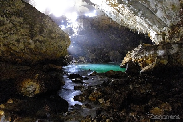 秋吉台の地下100m、その南麓に開口する日本屈指の大鍾乳洞「秋芳洞（あきよしどう）」