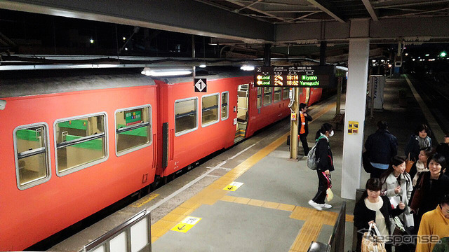 18時前、新山口駅で山口線の気動車列車（680D）を降りる