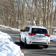 道路に雪はないものの、気温は低く凍結している箇所も。アウトランダーPHEVなら安心して走れる。