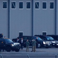 格納庫前にはオバマ大統領が使用した専用車が並んでいた。