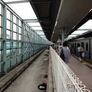 緩行線の線路を敷く準備がすすむ小田急 登戸駅1番ホーム
